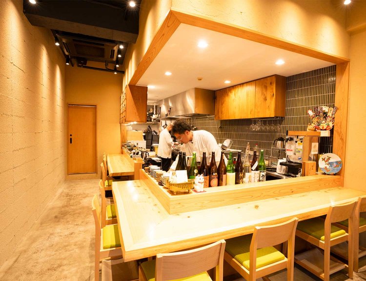 天井が高く落ち着く店内。