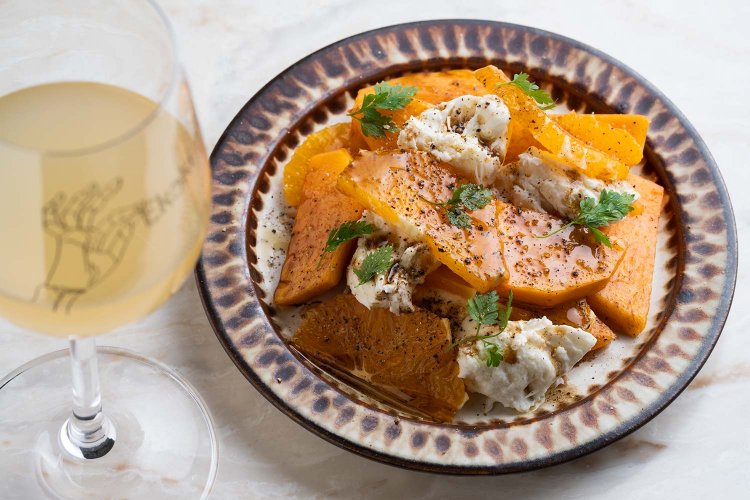 柿、オレンジ、モッツァレラのカプレーゼ880円はミネラル感あふれる白ワインを合わせて。