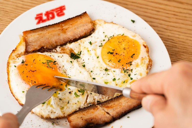 燻香を放つ京都『ekaki』のベーコンでベーコンエッグ950円。天火で焼く香ばしい定番。 赤ワインと！