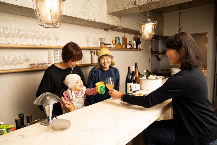 大村さん、1歳のきのちゃん、岡崎さん。