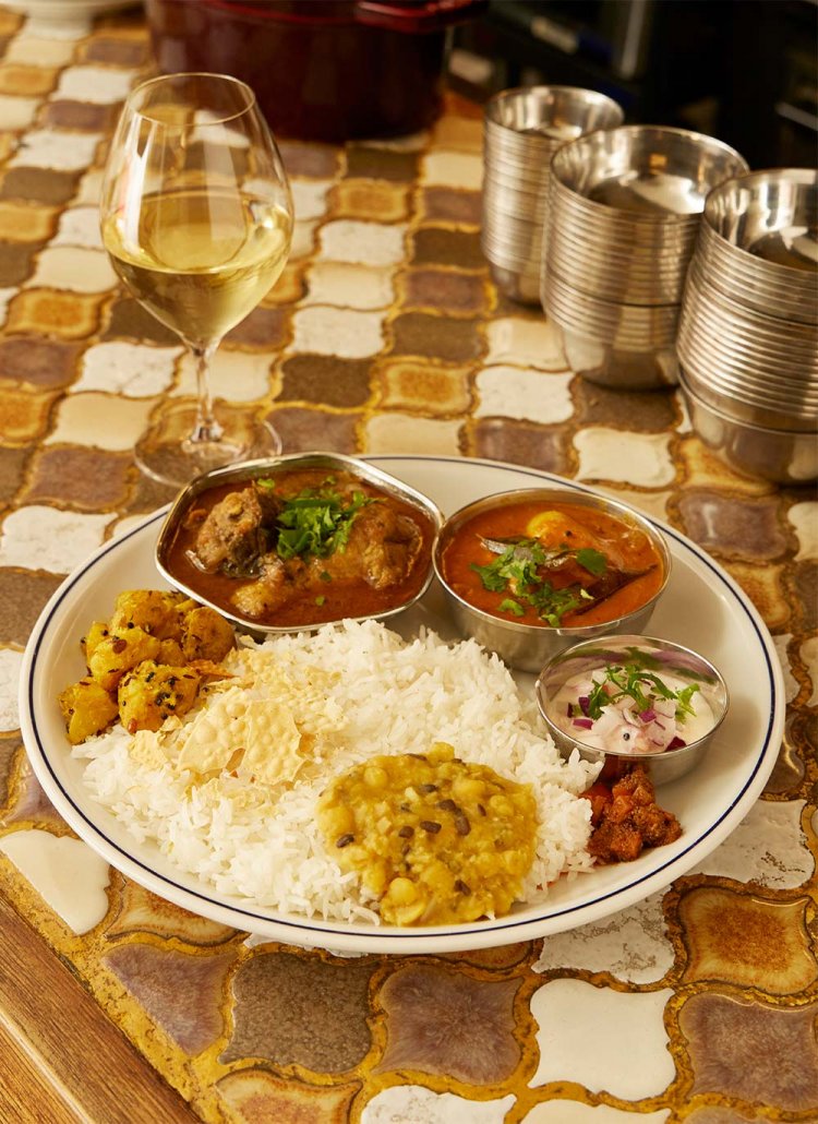 日替わりカレー2種盛り。この日はチェテナードチキンと牡蠣のコロンブで1500円。豆カレーや副菜もつまみになる。