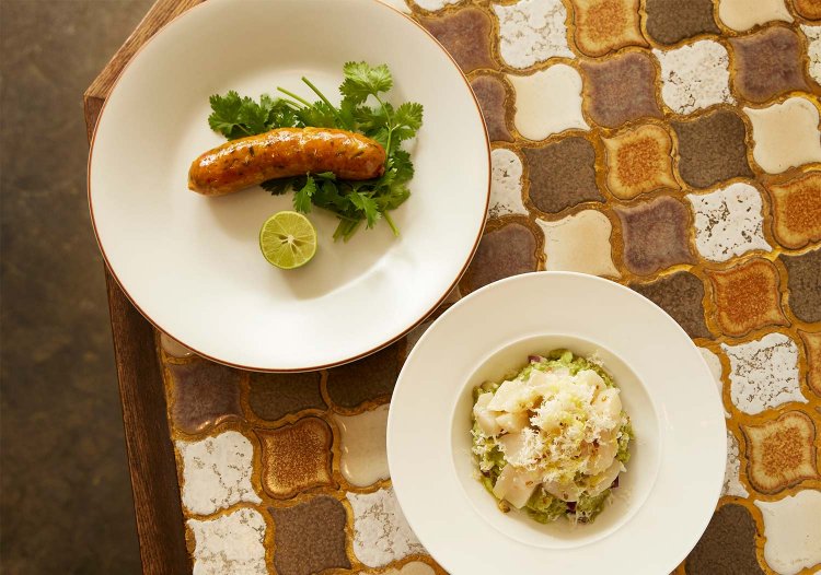 チェンマイソーセージ1200円は一口でタイに飛べる味。ホタテとアボカドのタルタル1200円。