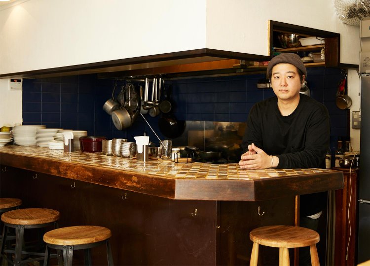 カウンター席があり「ワイン一杯でもお気軽に」と大橋さん。