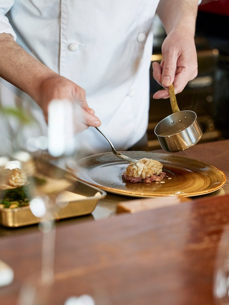カウンター席では、料理のライブ感も味わえる。