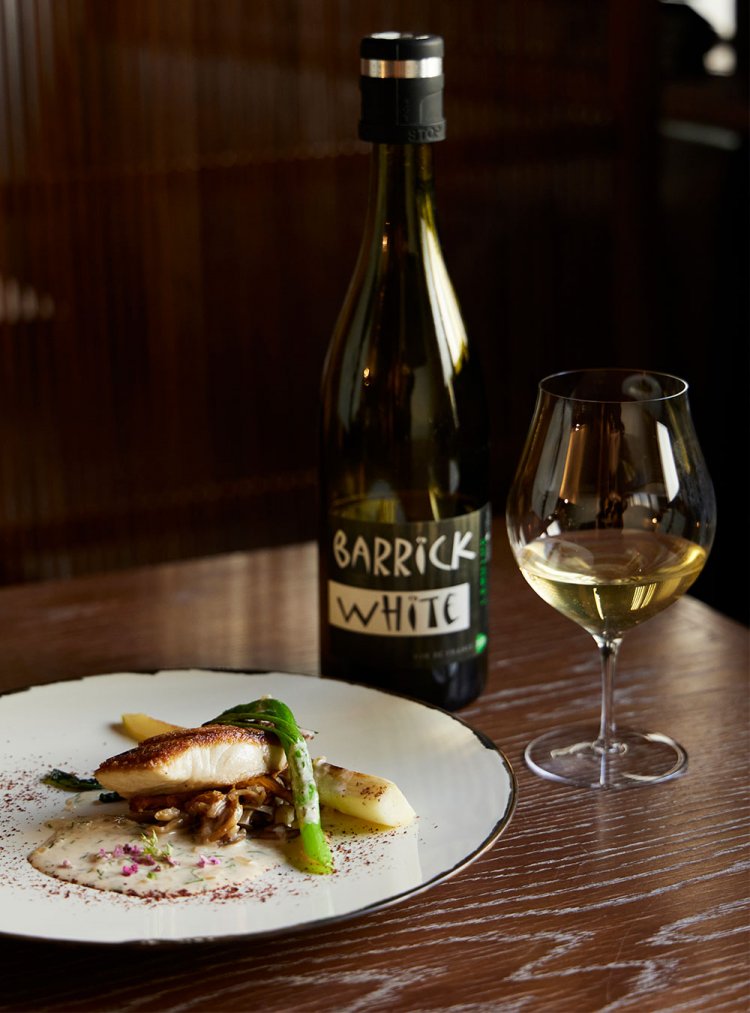 母島産 尾長鯛のポワレ ハーブと木の子のソース1870円。