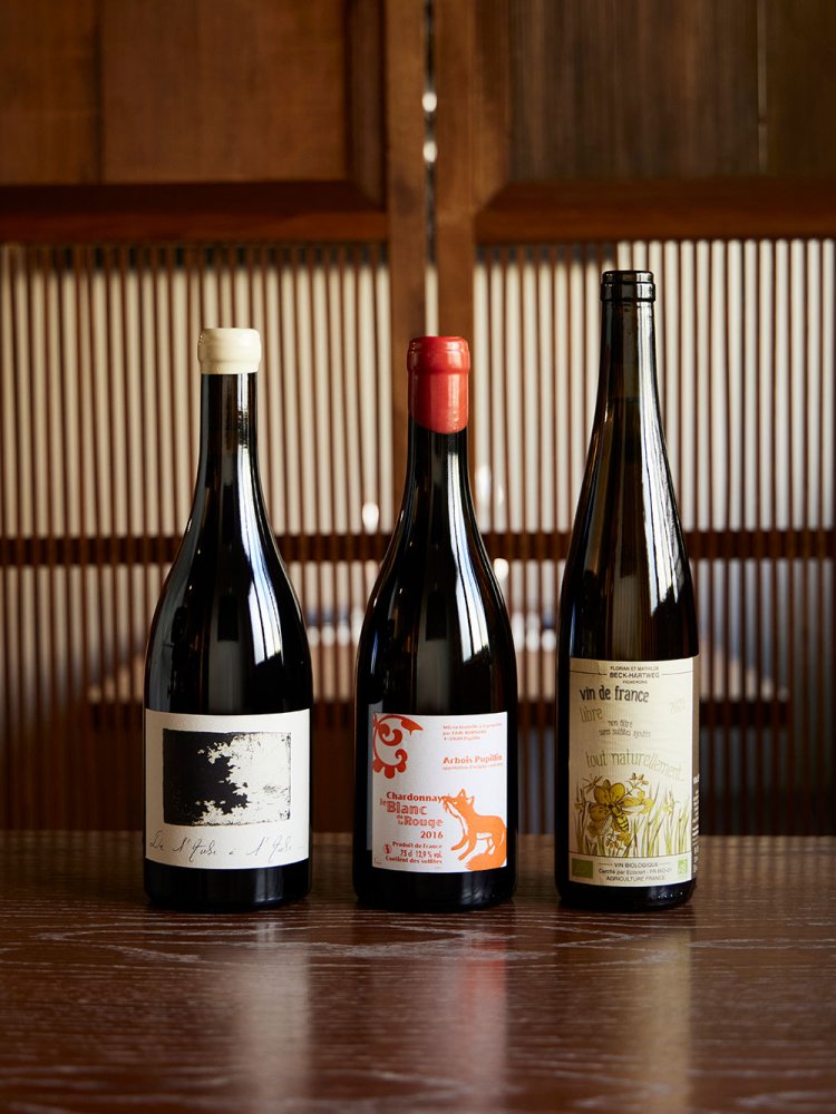 滋味溢れるフランス産中心の心身に「しみいる」ワイン3本！　グラス1100円～で常時約8種類を開栓。ボトル7150円～。