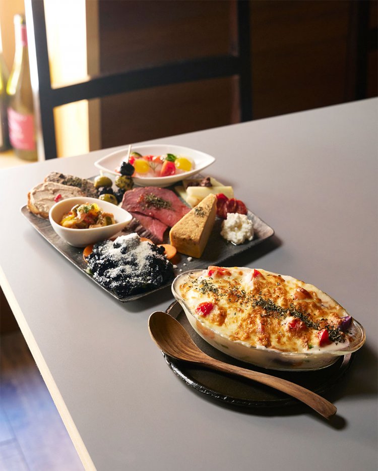 有機野菜のごろごろグラタン1210円。ワインが進む本日の前菜盛り合わせ2200円。