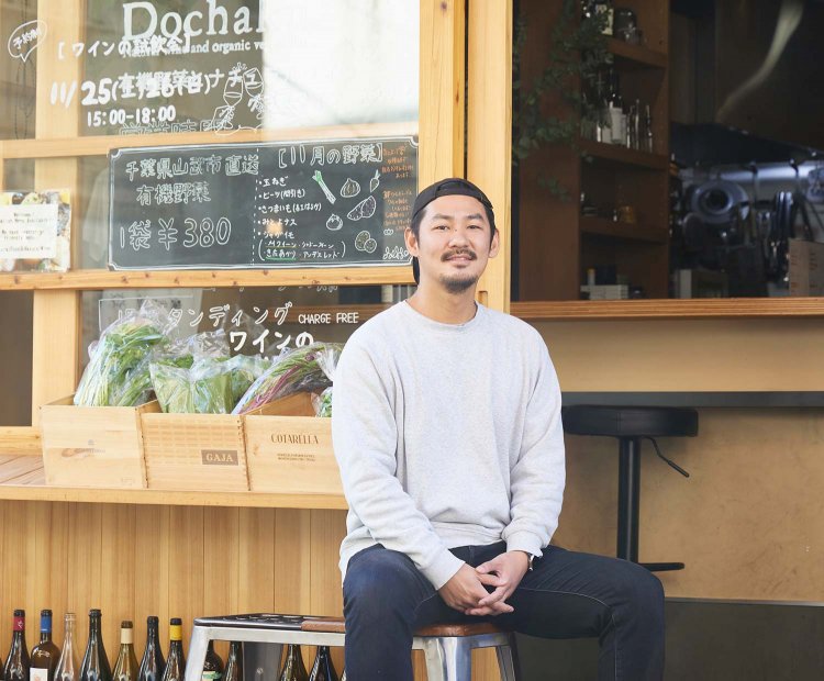 佐藤さんは、浅草で計4店舗の飲み屋を営む。店頭では葉付きの大根やカブなど野菜を販売。