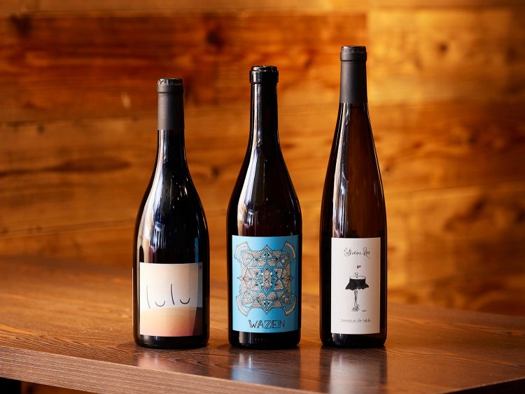 店主が愛するラベルも味もよしのワインたち。グラスワイン（白・ロゼ・赤）850円～。ボトル5000円～。希少な銘柄も！