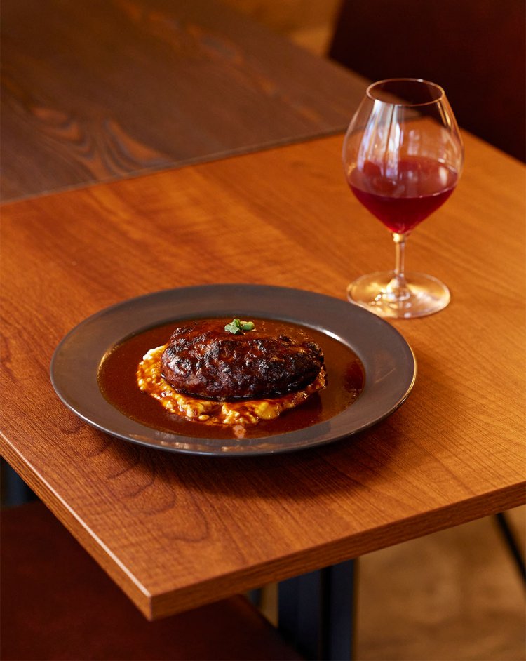 デミグラスハンバーグ1700円（250g）。SPF特選銘柄豚・岩中豚と国産牛肉を粗挽きにし、ジューシーで食べ応えのある食感に。ソースには一日かけて牛骨から取る出汁を活かす。