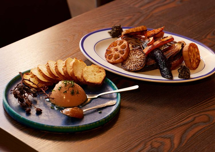 鶏白レバームース feat.いちじくジャム900円は、とろけるまろやさ。野菜焼き盛り合わせ1000円は肉料理の合いの手にぜひ頼みたい。