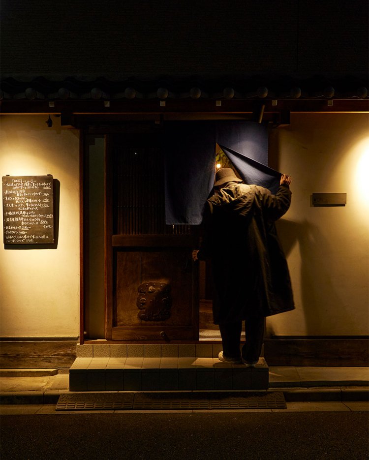 ビストロでいて和的な店構え。店内とのギャップも一興。