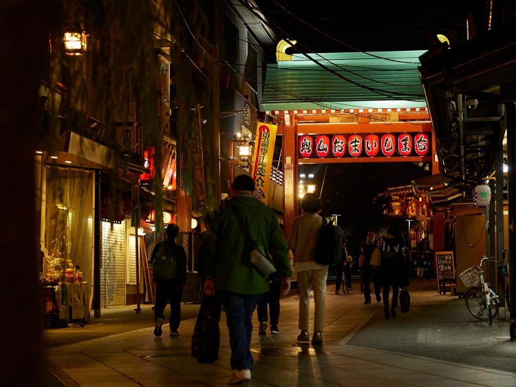六区から浅草寺へ続く奥山おまいりまちは、江戸時代中期から続く商店街。朱色が映える。