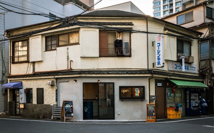 角地の立ち飲み。