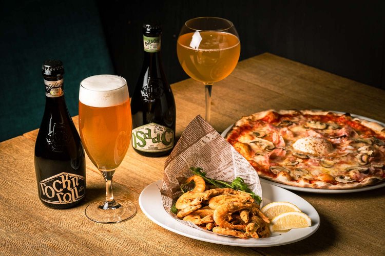 左から「American PaleAle」1298円、「Belgian White」1298円（共にバラデン）。芝エビのフリット880円、ビスマルク1880円。