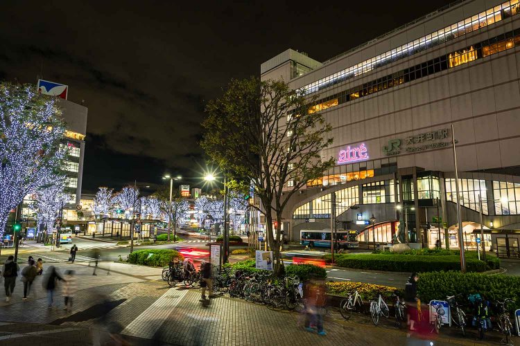 イルミネーションが煌（きら）びやかな大井町駅前。東口界隈にクラフトビアバーあり。