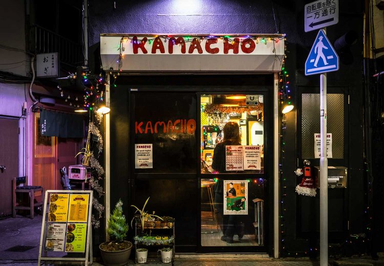 大井新地飲食街に立つ。