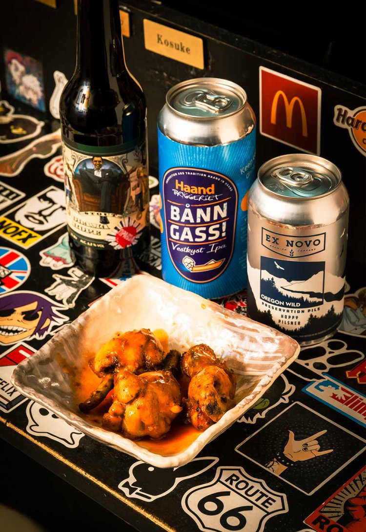 左から、ウクライナ産「OBAMA HOPE」1000円、ノルウェー産「BANN GASS!」1000円、アメリカ産「EX NOVO」1100円、バッファローウィング3ピース400円。