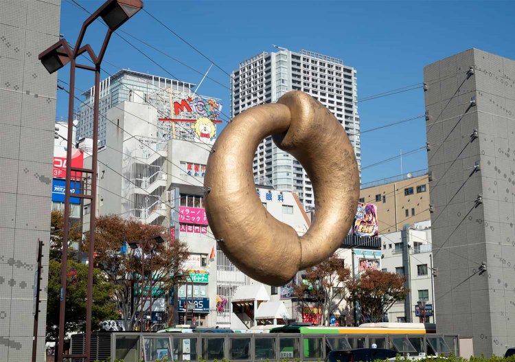 駅北口のオブジェの名称は「ECHO」。曲玉は音符、ワイヤーは五線譜を表す。