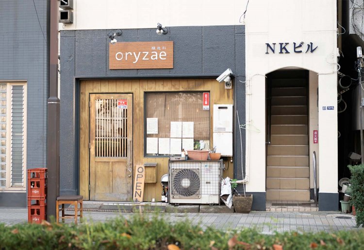 店は、緑豊かな錦糸公園に面した道沿いにある。