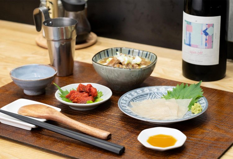 奥から時計回りにスジもつ煮、ひやむぎの刺身、からすみ風明太子各500円。スジもつ煮、おつまみ3種盛、天ぷら、ひやむぎ食べ比べがセットになったコース3450円もあり。