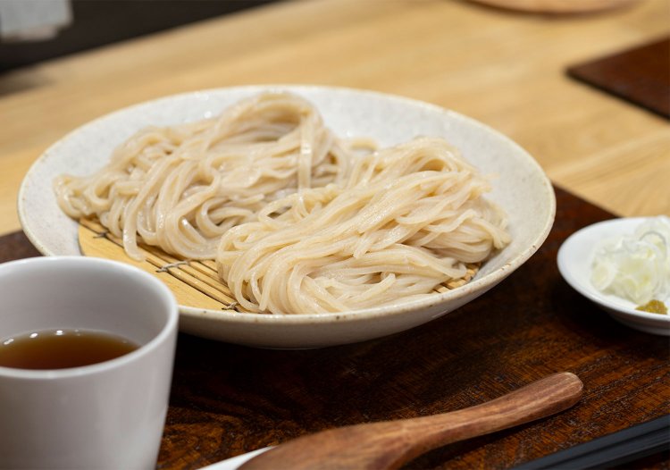細麺と平打ち麺の合盛り850円。