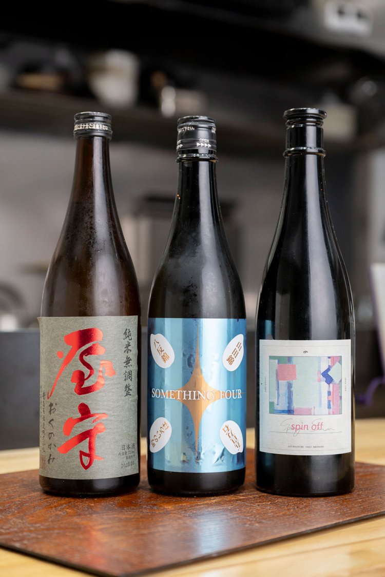 （左から）「屋守」純米無調整、「墨廼江」純米吟醸 Assemble Something Four、「東鶴」生酒spinoff。どれも120㎖ 600円。 「屋守」は永井さんお気に入りの銘柄。
