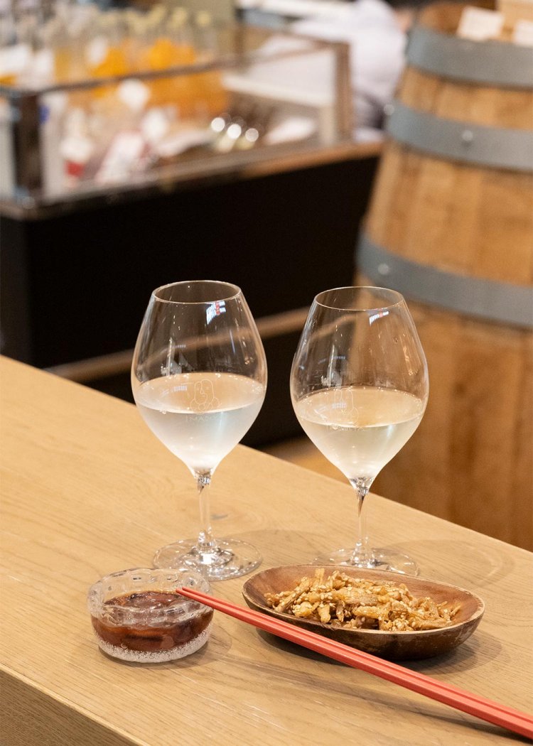 スタッフおすすめ飲み比べ1300円、ほたるいかの沖漬け550円、ごぼう甘辛揚げ350円。ちょい飲みに最適な量。