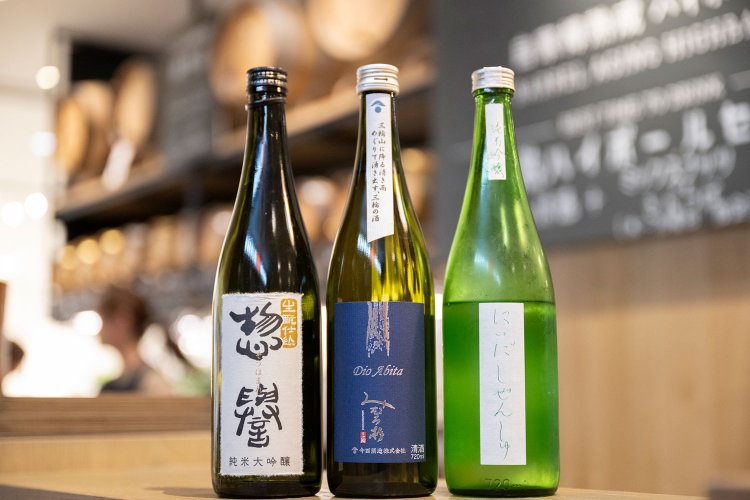 （左から）「惣誉」純米大吟醸、「みむろ杉」Dio Abita、「にいだしぜんしゅ」純米吟醸。すっきり、甘み、フルーティーなど異なる味わいの日本酒が飲める。