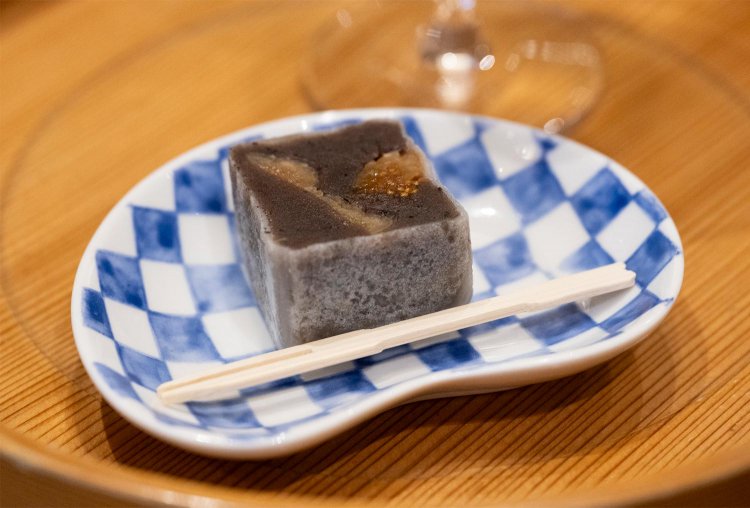 季節のきんつば350円。和菓子と日本酒の相性がいい。