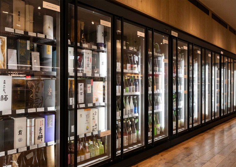 北から南まで各地の日本酒が揃う。