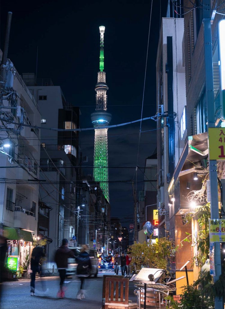 街のどこからでも見えるタワー。どこか幻のように浮遊して見える。