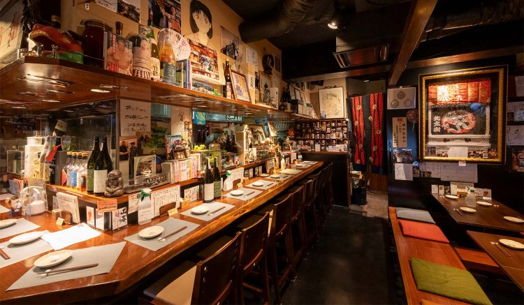 コの字カウンターと座敷がある。