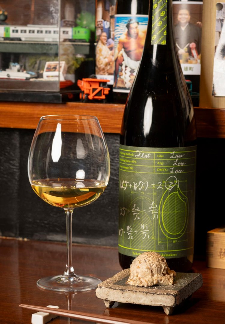 佃煮とマスカルポーネを合わせた佃ポーネ616円。「竹鶴Taketsuru Sakémakers Flat」1合1980円。