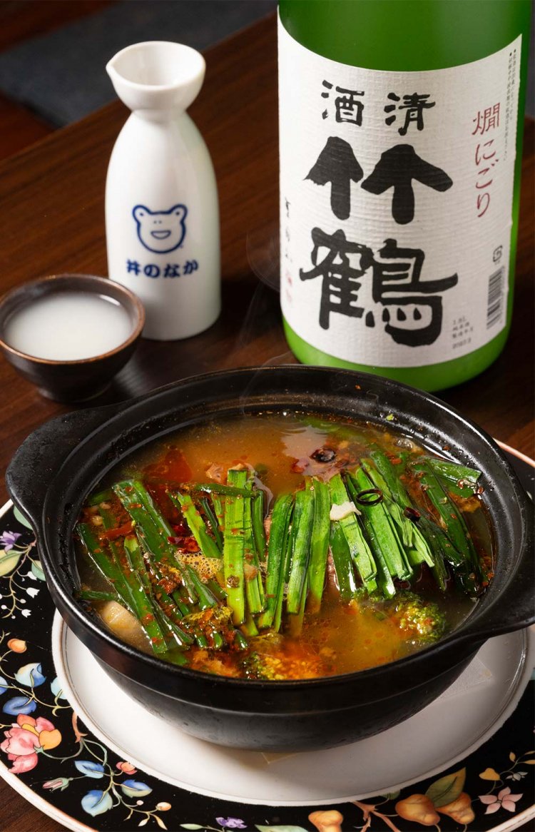 牛タンのやわらか煮 辛口2530円。「竹鶴」燗にごり1合990円。