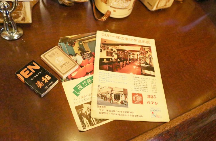 創業当初は2階は麻雀屋、1階は喫茶店という形で店を開けていたそうな。当時の貴重なマッチの空箱と雑誌の切り抜きを拝見させてもらった。
