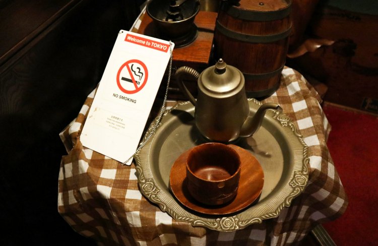 店内の禁煙案内の表示。ただそれだけなのに、雰囲気たっぷり。