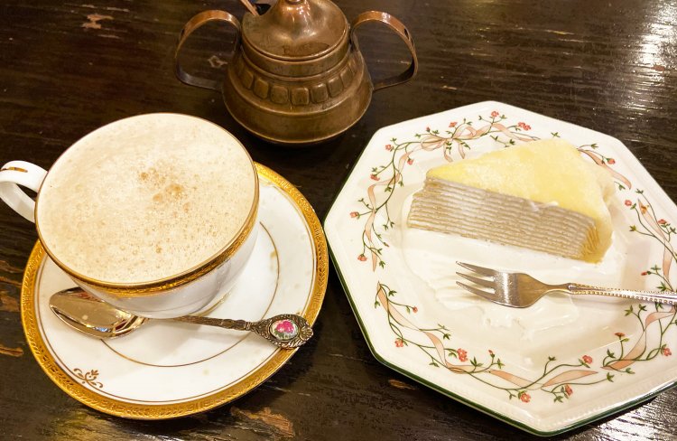 今回注文したカフェ・オーレ600円と、ミルクレープ470円。アンティーク調の食器も素敵。