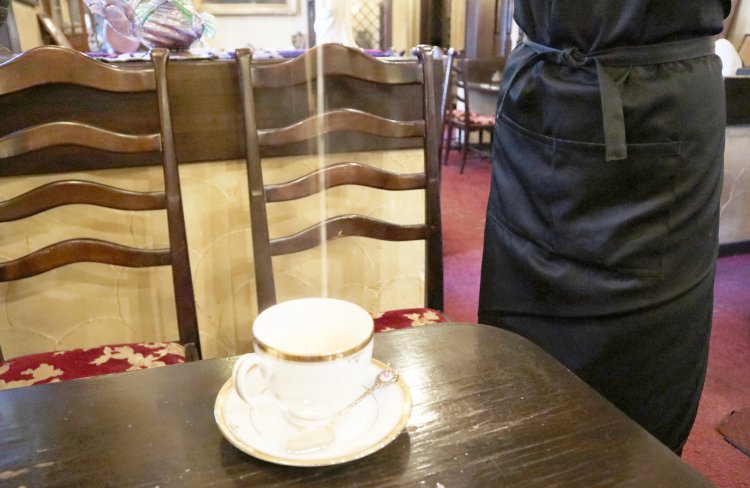 すさまじい高さからカップ目掛けてカフェ・オーレを一気にブレンド！動画でお見せできないのが悔やまれる……。