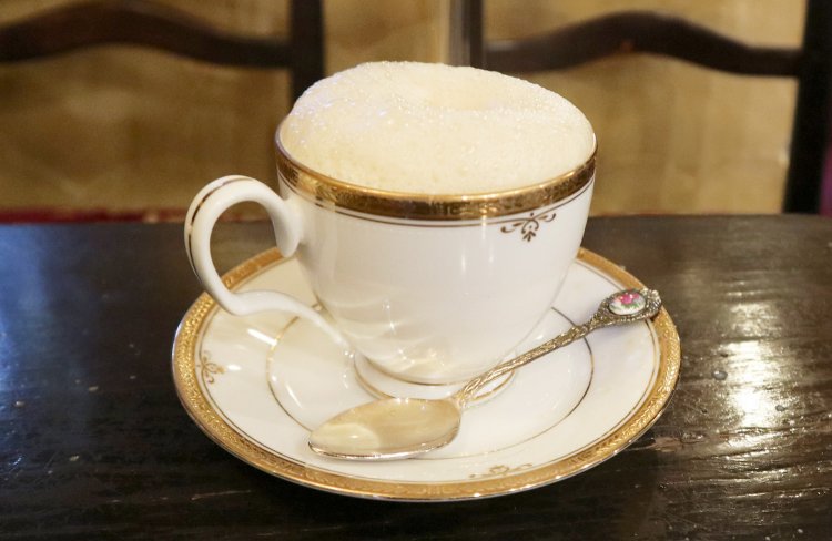 ふわっふわの泡がこんもりのった、『珈琲亭 ルアン』の名物カフェ・オーレ600円。注文に迷ったらひとまずこちらをどうぞ。