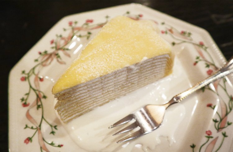 ミルクレープ470円。きめ細やかなクレープの層が美しい。お皿に盛られた濃厚なミルクと絡めても、甘みが強すぎない丁度良いバランス。