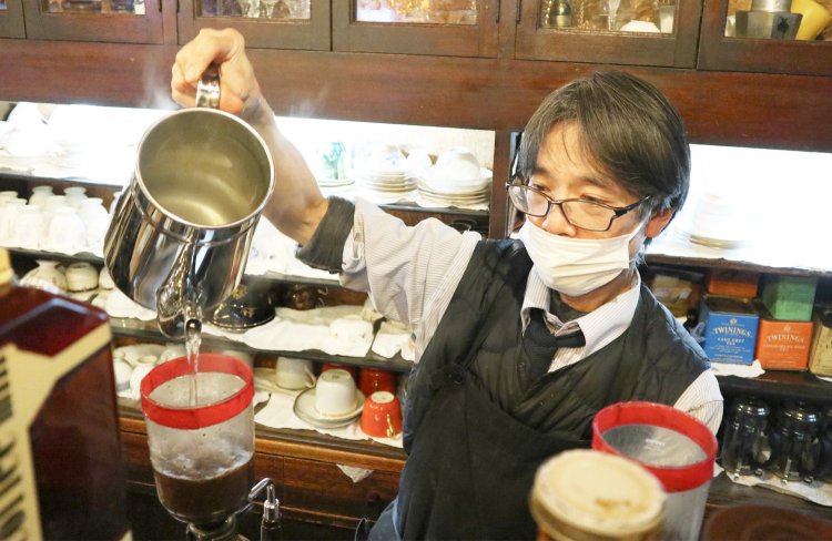 取材中も注文が入ったコーヒーを次々に淹れ続けるオーナーの宮沢さん。コーヒーに向ける眼差しは真剣そのもの。