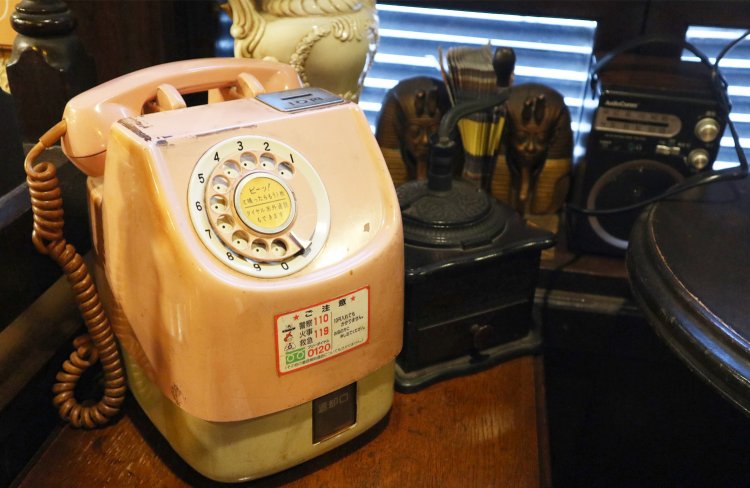 店内に置かれている公衆電話。飾りというわけではなく、どうやら現役の様子。