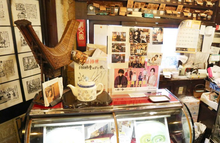 店内に飾られている、名だたる著名人のサイン色紙や記念写真。これはファンには堪らない…！