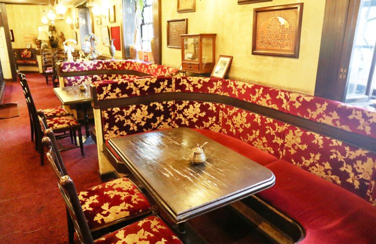 2階建ての店内はどこを見ても「これぞ昭和レトロ！」という感じ。座席数は80席もあるので、ゆったりとくつろげそう。