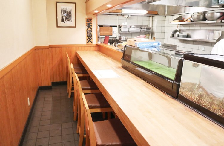 店内。1階は8席のカウンター席、2階は14席のテーブル席。