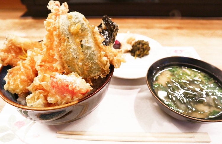 江戸前活〆穴子入り天丼2000円。天丼のほか、味噌汁と漬物3種がついてくる。圧巻のボリューム！