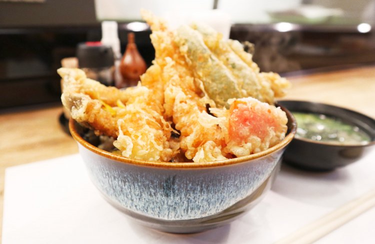 天ぷらのラインナップは、穴子、エビ2尾、鶏天、海苔、トマト、ピーマン、茄子、卵。