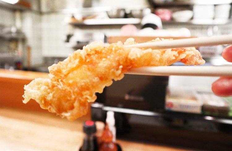 大振りの海老の天ぷら、2尾もいただいていいのでしょうか……と思わずかしこまってしまう。身がぷりっぷり。