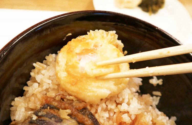 半熟卵の天ぷら。何をどうしたらこんなに丁度良い半熟状態に揚がるのか、素人にはさっぱり……。